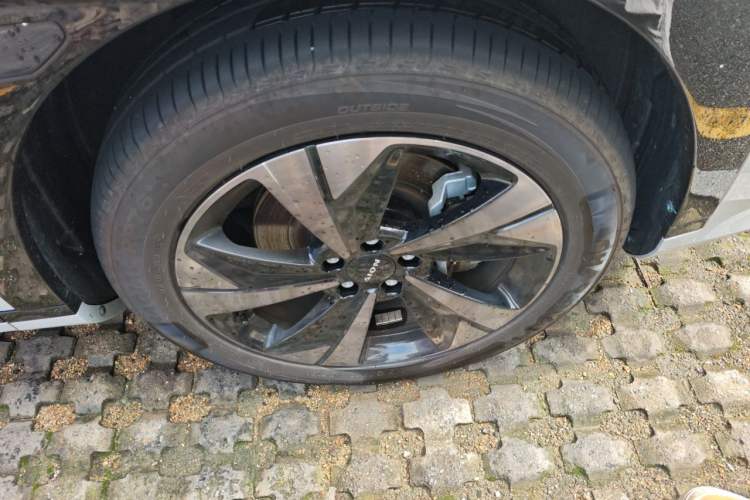 Used AION V  Right Front Wheel Hub