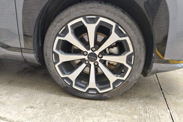 Used AION V 2024 Aion Tyrannosaurus 650 LiDAR Edition Right Front Wheel Hub