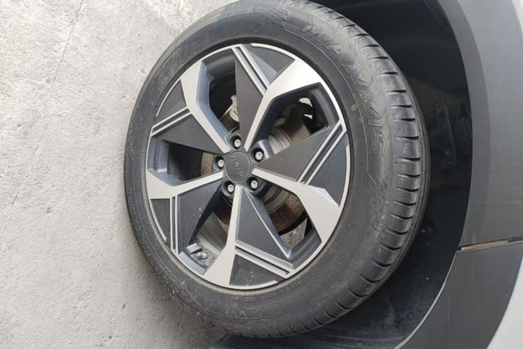 Used AION V 2024 Plus 70 Tech Edition Lithium Iron Phosphate Right Rear Wheel Hub