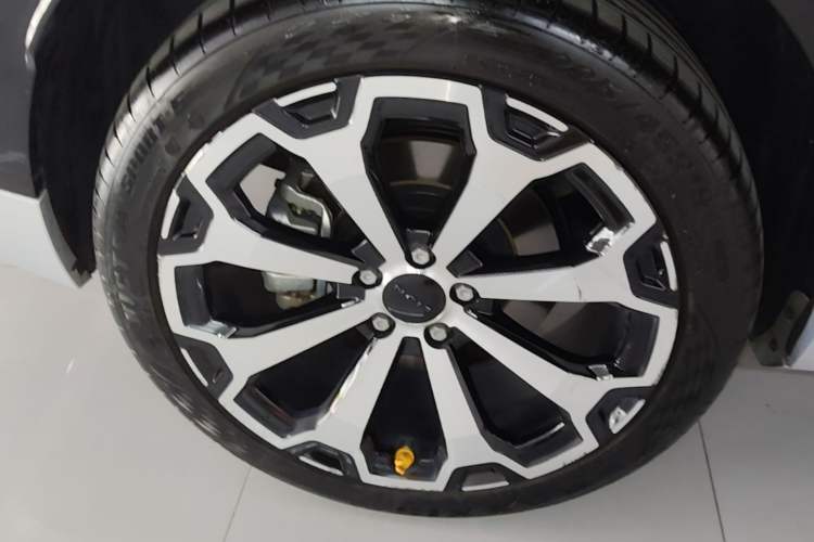 Used AION V 2024 Aion Tyrannosaurus 650 LiDAR Edition Right Rear Wheel Hub