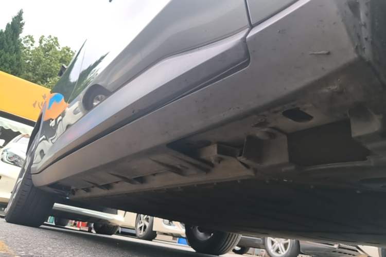 Used AION V 2024 Plus 70 Star Edition Lithium Iron Phosphate Right Side Sill