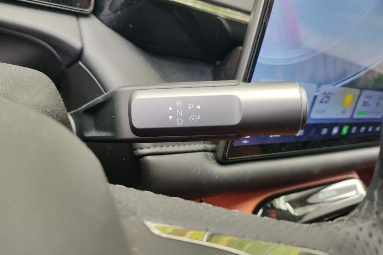 Used AION V 2024 Aion Tyrannosaurus 650 Smart Luxury Edition Gear Lever