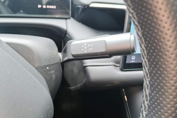 Used AION V 2024 Aion Tyrannosaurus 650 Smart Premium Edition Gear Lever