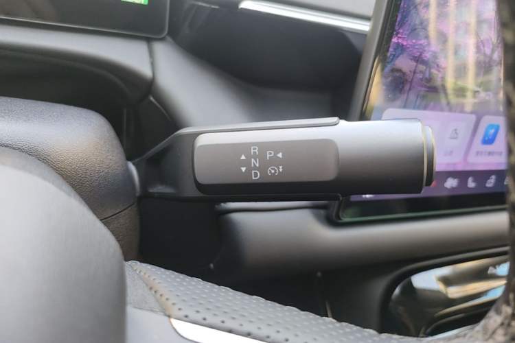 Used AION V 2024 Aion Tyrannosaurus 650 Smart Premium Edition Gear Lever