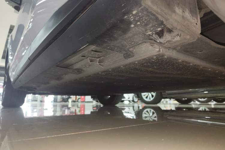 Used AION V 2024 Plus 70 Tech Edition Lithium Iron Phosphate Left Side Sill