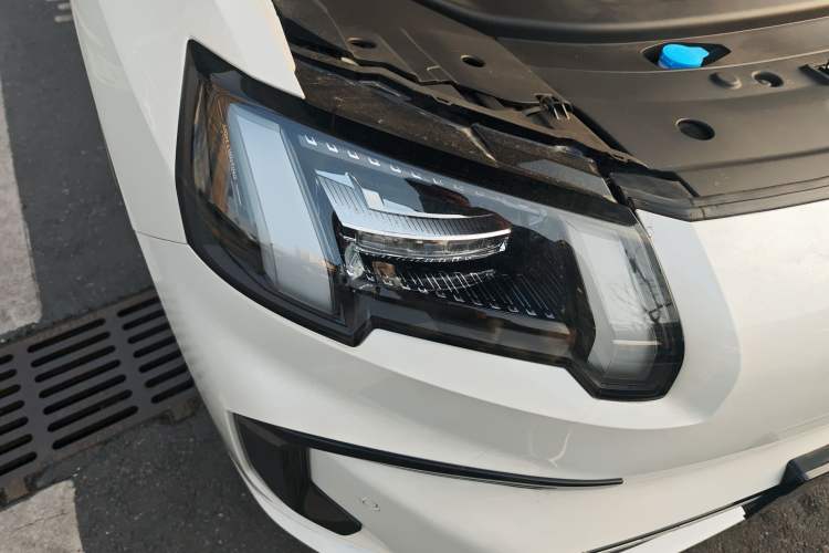 Used AION V 2024 Aion Tyrannosaurus 650 LiDAR Edition Right Front Headlight