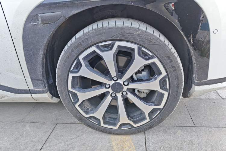 Used AION V 2024 Aion Tyrannosaurus 650 LiDAR Edition Right Front Wheel Hub