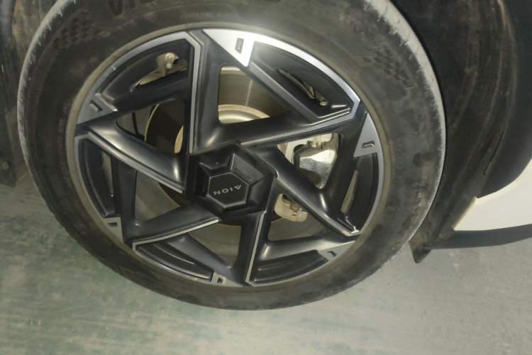 Used AION V 2024 Plus 70 Smart Edition Ternary Lithium Right Front Wheel Hub