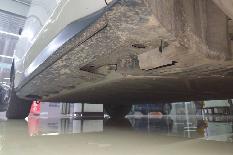 Used AION V 2024 Plus 70 Tech Edition Lithium Iron Phosphate Right Side Sill