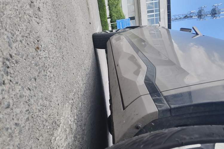 Used AION V 2024 Aion Tyrannosaurus 650 LiDAR Edition Right Side Sill