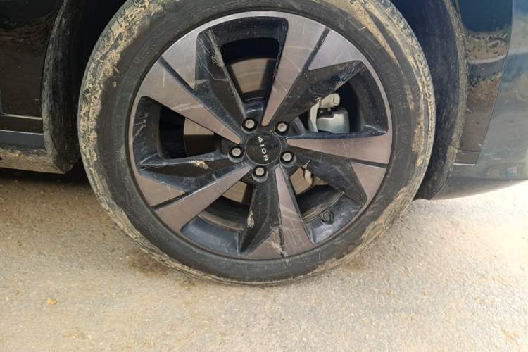 Used AION V 2026 Model Aion Tyrannosaurus Family Edition 520 Zhi Zun Edition Right Front Wheel Hub