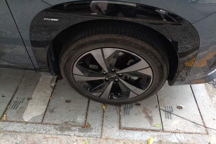 Used AION V 2026 Model Aion Tyrannosaurus Family Edition 650 Zhihao Edition Right Front Wheel Hub