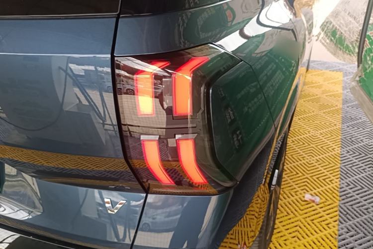 Used AION V 2026 Model Aion Tyrannosaurus Family Edition 520 Zhi Zun Edition Right Rear Taillight