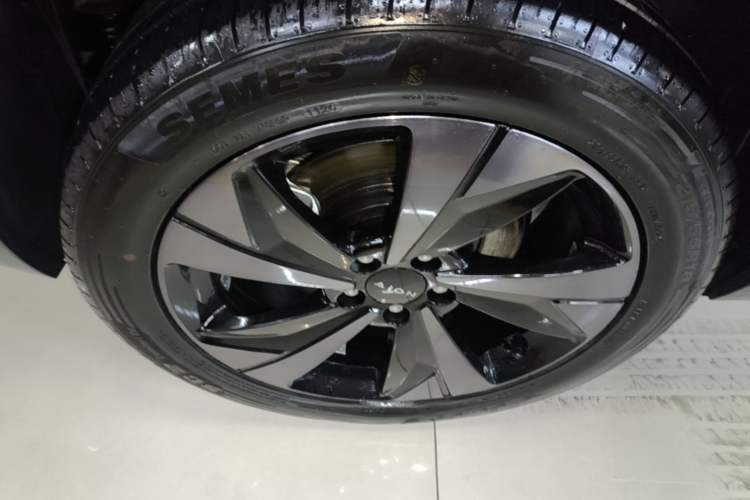Used AION V 2026 Model Aion Tyrannosaurus Family Edition 650 Zhihao Edition Right Rear Wheel Hub