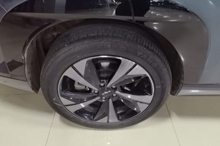 Used AION V 2026 Model Aion Tyrannosaurus Family Edition 520 Zhi Zun Edition Right Rear Wheel Hub