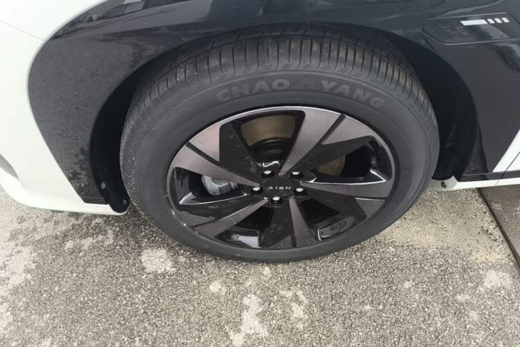 Used AION V 2026 Model Aion Tyrannosaurus Family Edition 650 Zhi Zun Edition Left Front Wheel Hub