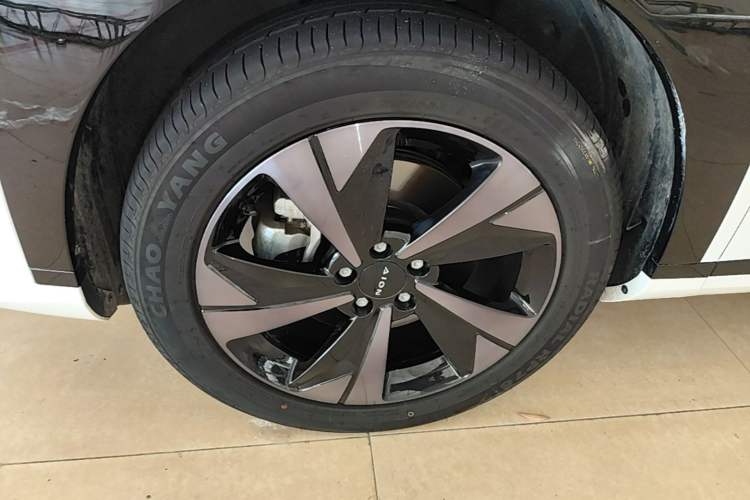 Used AION V 2026 Model Aion Tyrannosaurus Family Edition 520 Zhi Hao Edition Left Front Wheel Hub