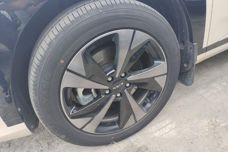 Used AION V 2026 Model Aion Tyrannosaurus Family Edition 650 Zhihao Edition Left Front Wheel Hub