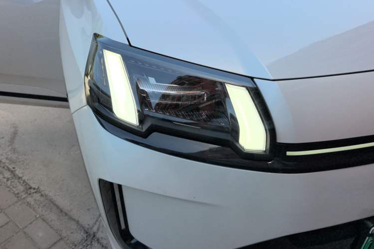 Used AION V 2026 Model Aion Tyrannosaurus Family Edition 520 Zhi Hao Edition Right Front Headlight