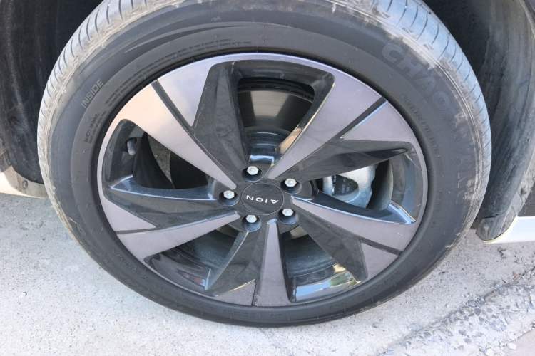 Used AION V 2026 Model Aion Tyrannosaurus Family Edition 520 Zhi Hao Edition Right Front Wheel Hub