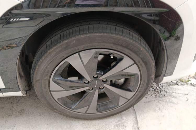 Used AION V 2026 Model Aion Tyrannosaurus Family Edition 520 Zhi Hao Edition Right Front Wheel Hub
