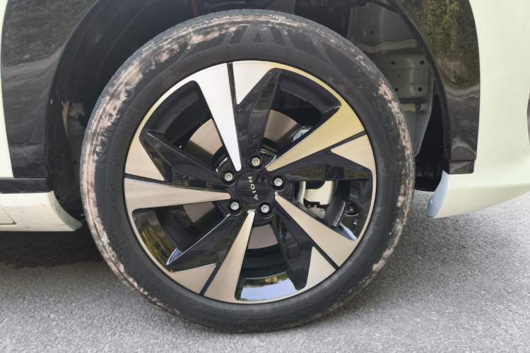 Used AION V 2026 Model Aion Tyrannosaurus Family Edition 520 Zhi Hao Edition Right Front Wheel Hub