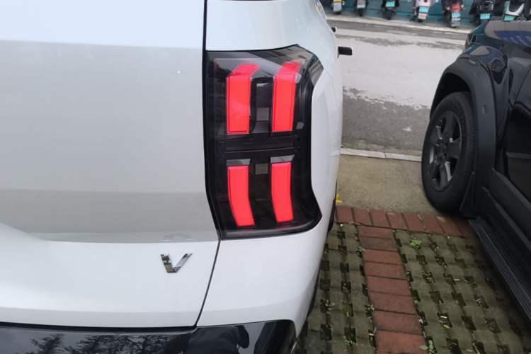 Used AION V 2026 Model Aion Tyrannosaurus Family Edition 650 Zhi Zun Edition Right Rear Taillight