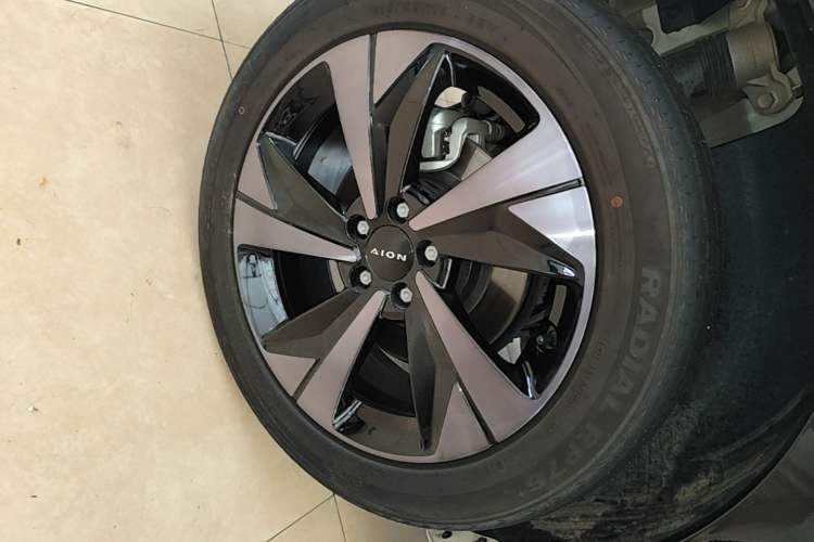 Used AION V 2026 Model Aion Tyrannosaurus Family Edition 520 Zhi Hao Edition Right Rear Wheel Hub