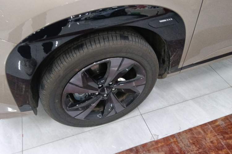 Used AION V 2026 Model Aion Tyrannosaurus Family Edition 650 Zhihao Edition Left Front Wheel Hub