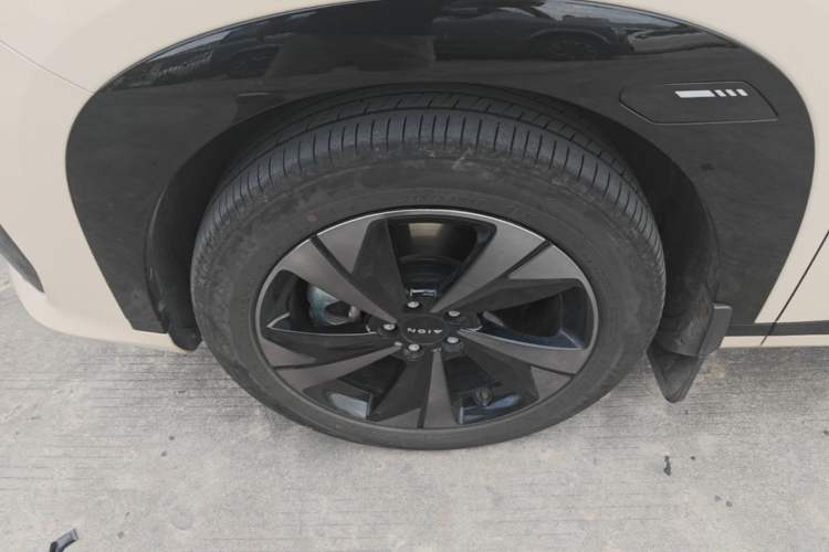 Used AION V 2026 Model Aion Tyrannosaurus Family Edition 650 Zhihao Edition Left Front Wheel Hub