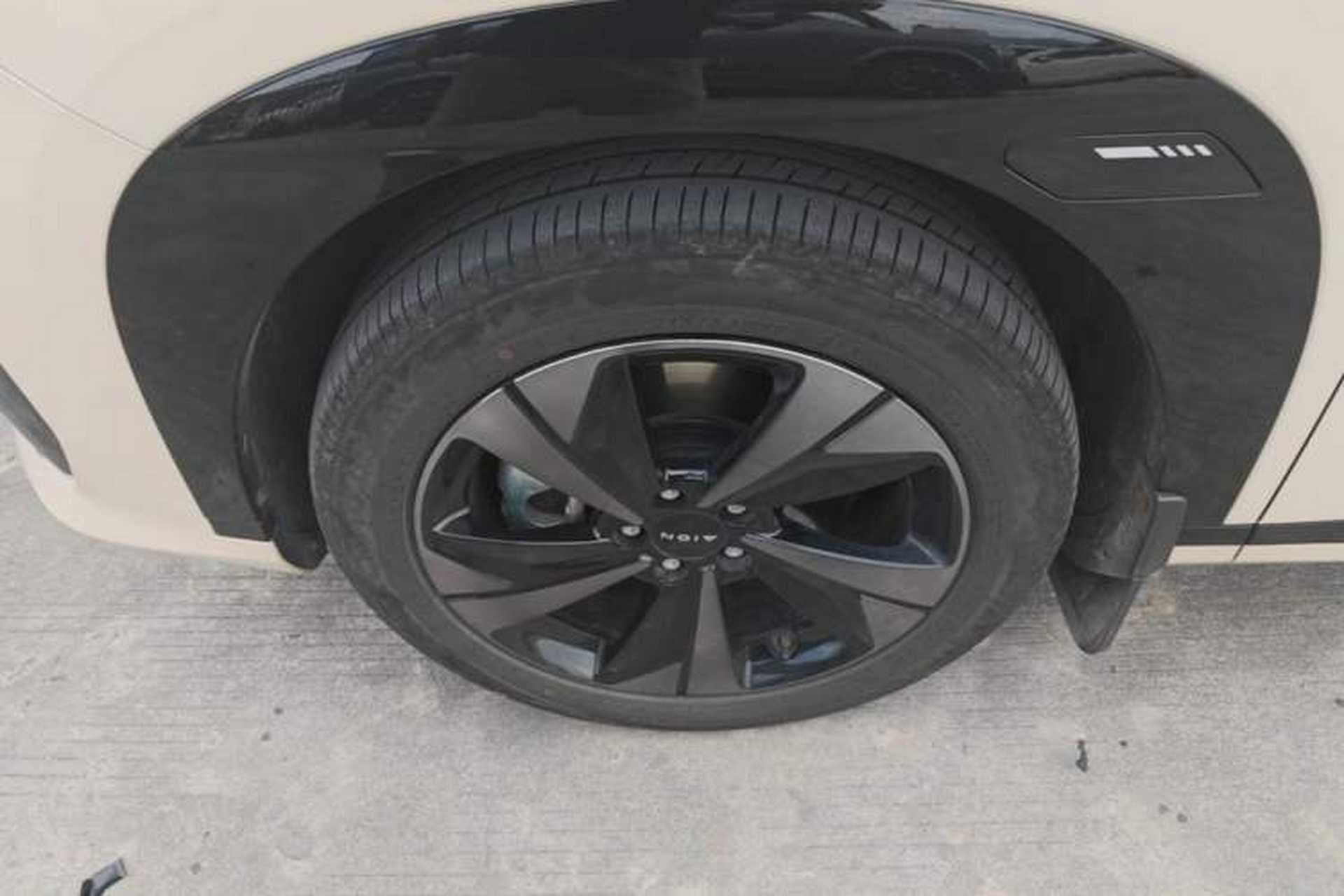 Used AION V 2026 Model Aion Tyrannosaurus Family Edition 650 Zhihao Edition Left Front Wheel Hub