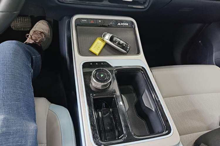 Used AION Y 2021 70 Tech Vitality Edition Gear Lever