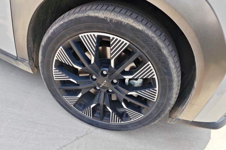 Used AION Y 2021 70 Enjoyment Tech Edition Right Front Wheel Hub