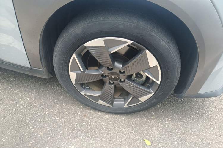 Used AION Y 2021 70 Intelligent Edition Right Front Wheel Hub
