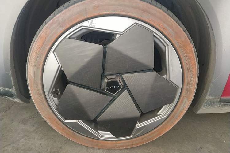 Used AION Y 2021 70 Enjoyment Tech Edition Left Front Wheel Hub