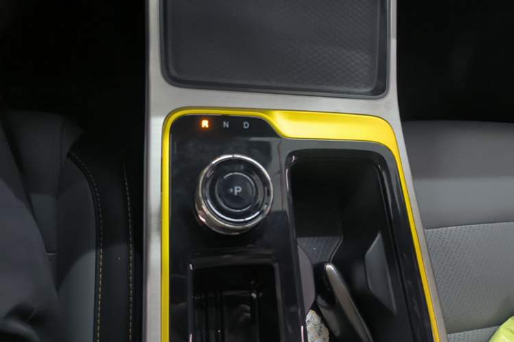 Used AION Y 2021 70 Tech Vitality Edition Gear Lever