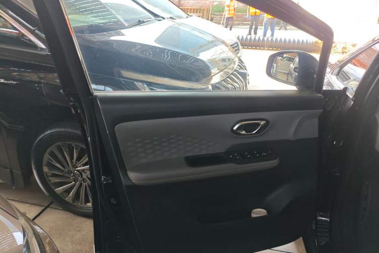 Used AION Y 2022 70 Tech Edition Lithium Iron Phosphate Interior 4