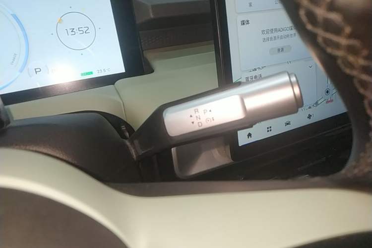 Used AION Y 2022 Plus 70 Tech Edition Gear Lever