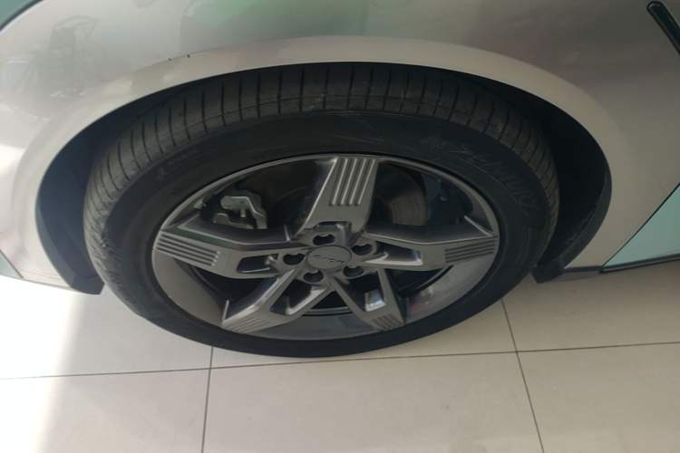 Used AION Y 2022 Plus 70 Tech Edition Left Front Wheel Hub