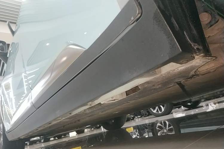 Used AION Y 2022 Plus 70 Tech Edition Left Side Sill