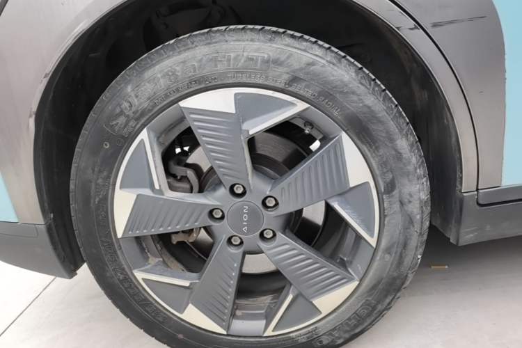 Used AION Y 2022 70 Intelligent Edition Lithium Iron Phosphate Right Rear Wheel Hub