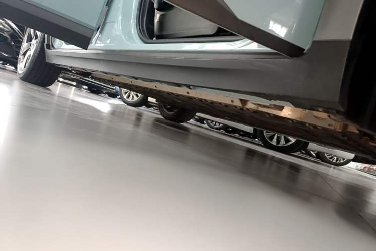 Used AION Y 2022 70 Intelligent Edition Lithium Iron Phosphate Right Side Sill