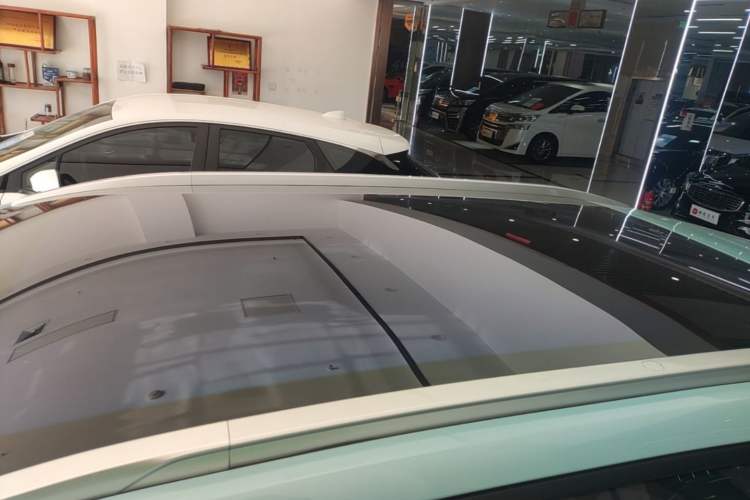 Used AION Y 2022 Plus 70 Tech Edition Roof