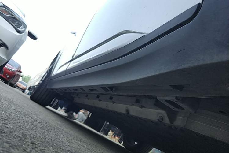 Used AION Y 2022 Plus 70 Tech Edition Right Side Sill