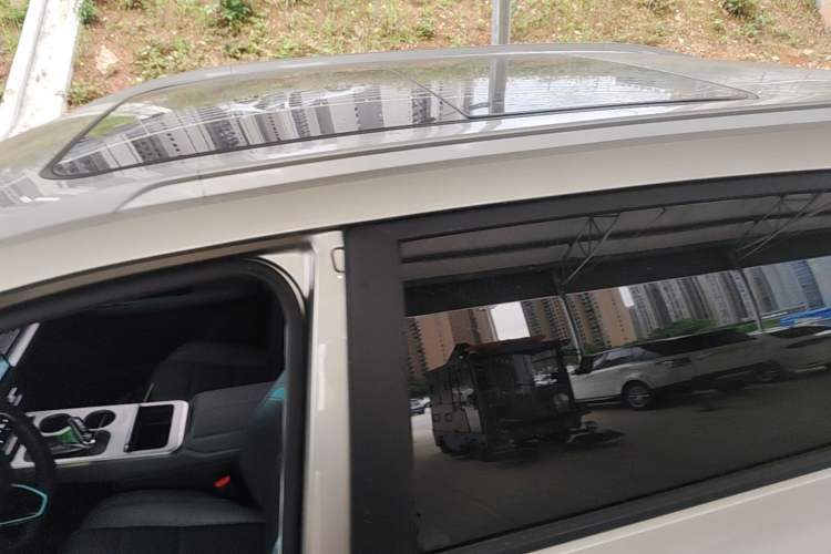 Used AION Y 2022 Plus 70 Smart Edition Roof