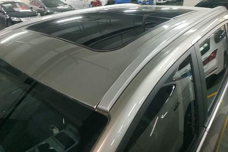 Used AION Y 2022 Plus 70 Smart Edition Roof