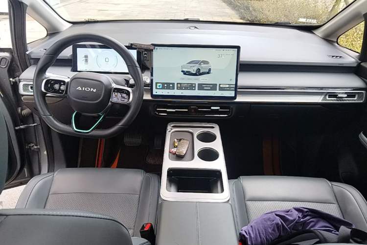 Used AION Y 2022 Plus 70 Smart Edition Center Console