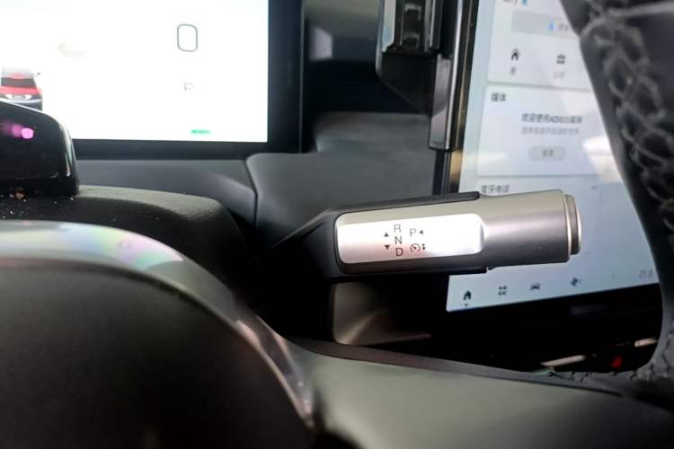 Used AION Y 2022 Plus 70 Tech Edition Gear Lever