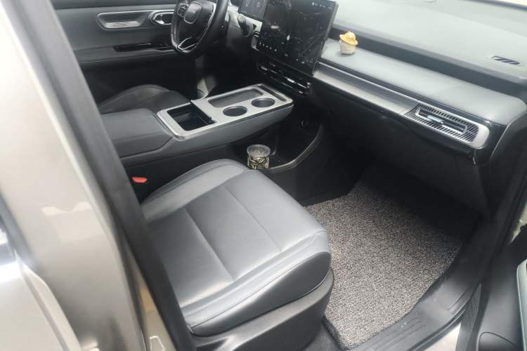 Used AION Y 2022 Plus 70 Smart Edition Interior 8