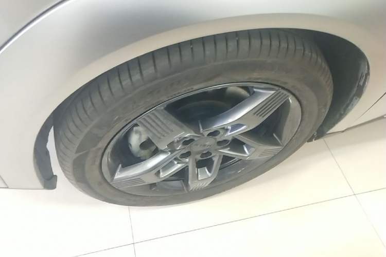 Used AION Y 2022 Plus 70 Tech Edition Left Front Wheel Hub
